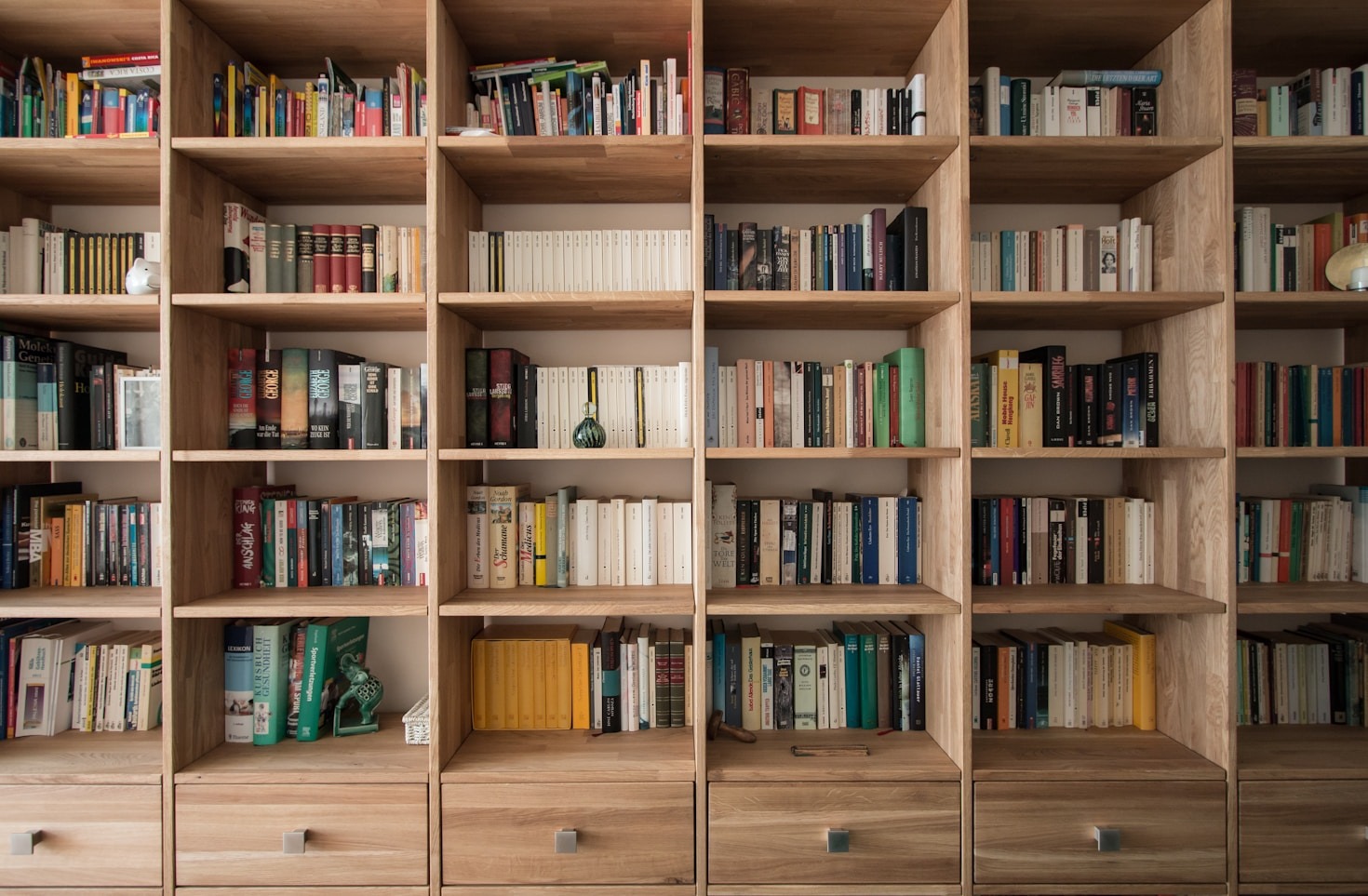 How to Build Your Own Cozy Reading Nook